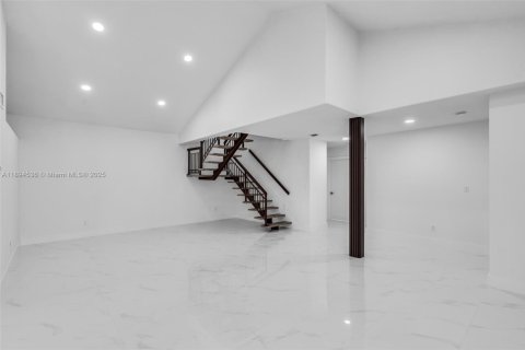 House in Miami Lakes, Florida 4 bedrooms, 243.4 sq.m. № 1946996 - photo 16