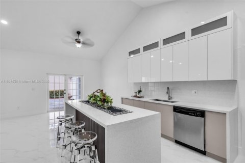 House in Miami Lakes, Florida 4 bedrooms, 243.4 sq.m. № 1946996 - photo 14