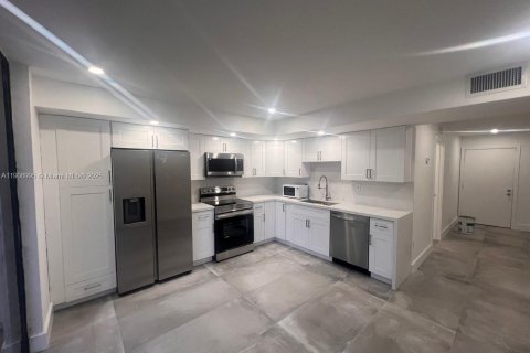 Condo in Miami, Florida, 3 bedrooms  № 2082129 - photo 7