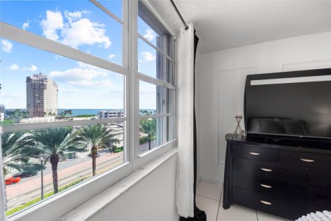 Condo in Miami Beach, Florida, 1 bedroom  № 2052886 - photo 21