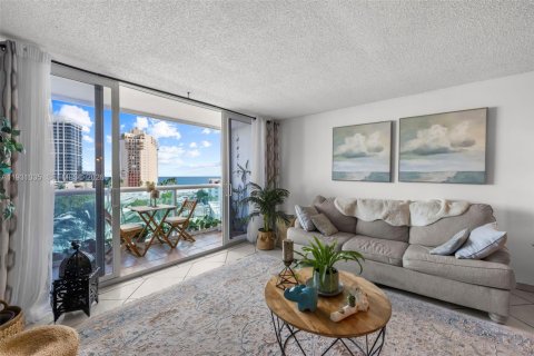 Condo in Miami Beach, Florida, 1 bedroom  № 2052886 - photo 11