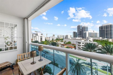 Condo in Miami Beach, Florida, 1 bedroom  № 2052886 - photo 16