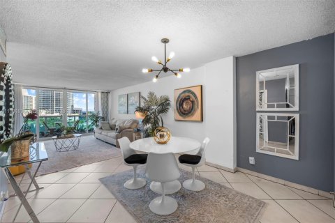 Condo in Miami Beach, Florida, 1 bedroom  № 2052886 - photo 6