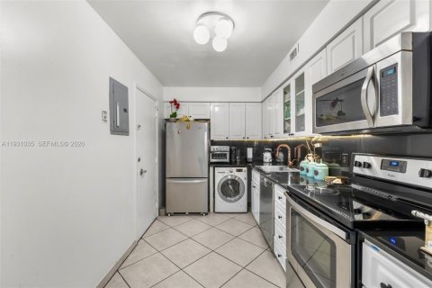 Condo in Miami Beach, Florida, 1 bedroom  № 2052886 - photo 7
