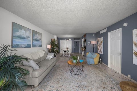 Condo in Miami Beach, Florida, 1 bedroom  № 2052886 - photo 13