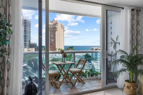 Condo in Miami Beach, Florida, 1 bedroom  № 2052886 - photo 12