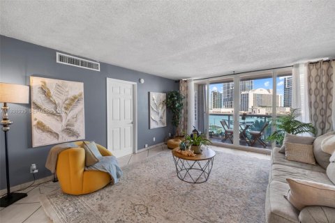 Condo in Miami Beach, Florida, 1 bedroom  № 2052886 - photo 10
