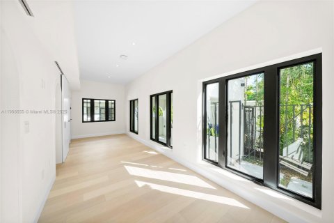 House in Miami, Florida 7 bedrooms № 1964759 - photo 17