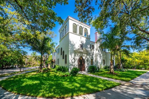 House in Miami, Florida 7 bedrooms № 1964759 - photo 2
