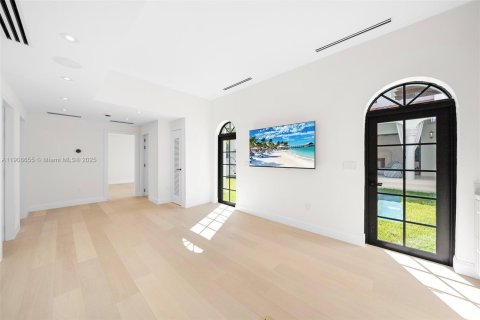 House in Miami, Florida 7 bedrooms № 1964759 - photo 30