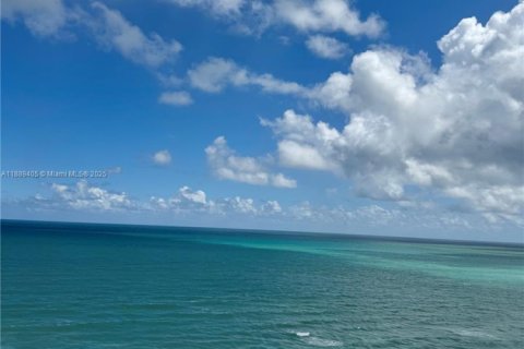 Condo in Sunny Isles Beach, Florida, 3 bedrooms № 1944876 - photo 1