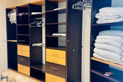 Condo in Sunny Isles Beach, Florida, 3 bedrooms № 1944876 - photo 13