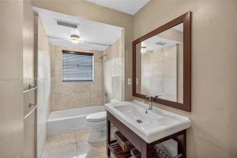 Condo in Miami Beach, Florida, 1 bedroom  № 2065243 - photo 3