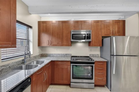 Condo in Miami Beach, Florida, 1 bedroom  № 2065243 - photo 2