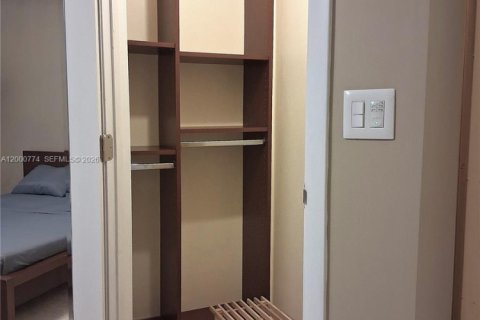 Condo in Miami Beach, Florida, 1 bedroom  № 2065243 - photo 13