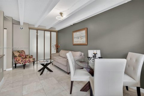 Condo in Miami Beach, Florida, 1 bedroom  № 2065243 - photo 10