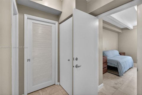 Condo in Miami Beach, Florida, 1 bedroom  № 2065243 - photo 19