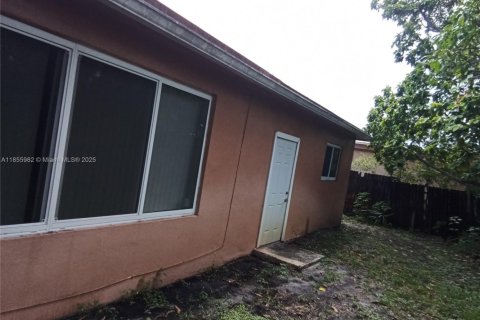 House in Miramar, Florida 3 bedrooms, 154.03 sq.m. № 1880375 - photo 6