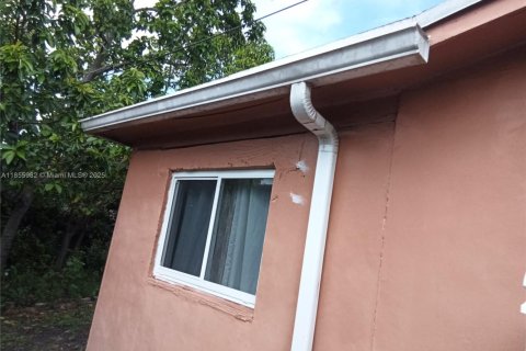 House in Miramar, Florida 3 bedrooms, 154.03 sq.m. № 1880375 - photo 9