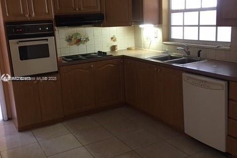 House in Miramar, Florida 3 bedrooms, 154.03 sq.m. № 1880375 - photo 1