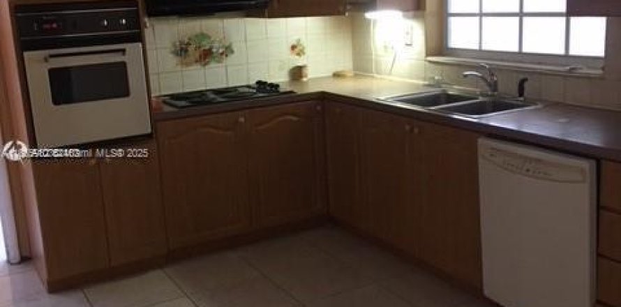 House in Miramar, Florida 3 bedrooms, 154.03 sq.m. № 1880375