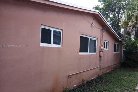 House in Miramar, Florida 3 bedrooms, 154.03 sq.m. № 1880375 - photo 2