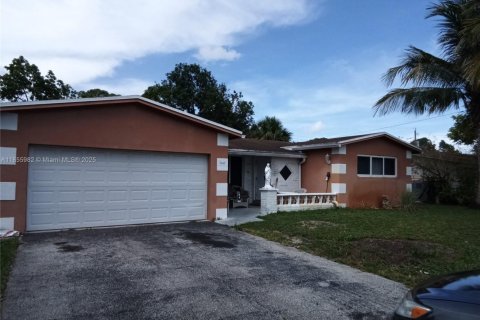 House in Miramar, Florida 3 bedrooms, 154.03 sq.m. № 1880375 - photo 11