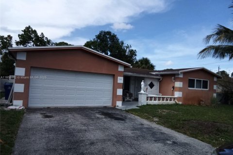 House in Miramar, Florida 3 bedrooms, 154.03 sq.m. № 1880375 - photo 10