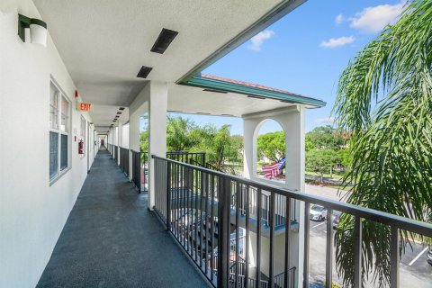 Купить кондоминиум в Пемброк-Пайнс, Флорида 3 комнаты, 125.51м2, № 2083384 - фото 3