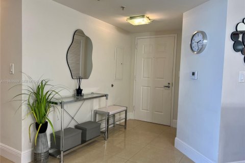 Condo in Sunny Isles Beach, Florida, 2 bedrooms  № 2243329 - photo 15