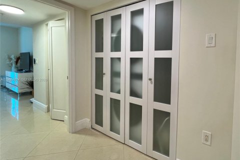 Condo in Sunny Isles Beach, Florida, 2 bedrooms  № 2243329 - photo 21
