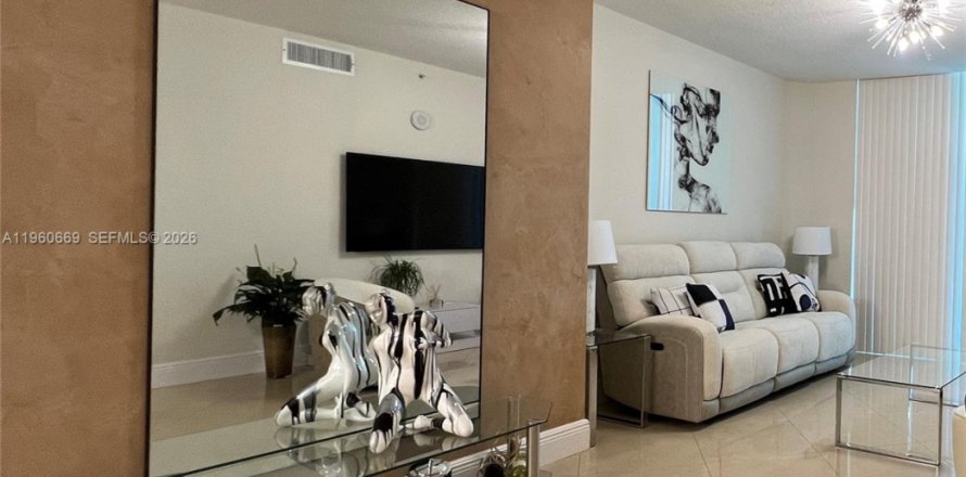 Condo in Sunny Isles Beach, Florida, 2 bedrooms  № 2243329