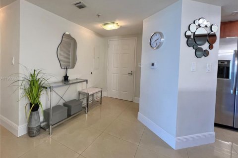 Condo in Sunny Isles Beach, Florida, 2 bedrooms  № 2243329 - photo 14