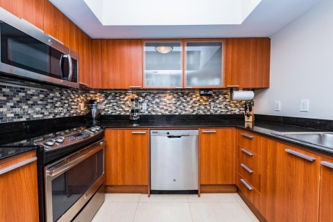 Condo in Sunny Isles Beach, Florida, 2 bedrooms  № 2243329 - photo 10