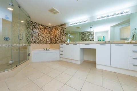 Condo in Sunny Isles Beach, Florida, 2 bedrooms  № 2243329 - photo 18