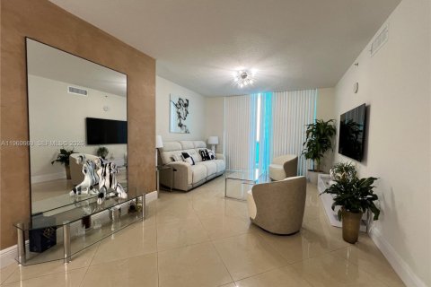 Condo in Sunny Isles Beach, Florida, 2 bedrooms  № 2243329 - photo 11