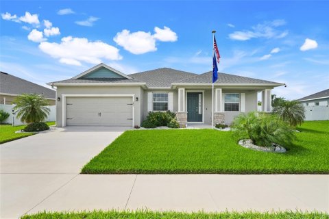 House in Auburndale, Florida 4 bedrooms, 196.58 sq.m. № 1901998 - photo 1