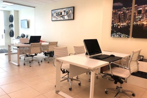 Commercial property in Miami, Florida № 2091168 - photo 2