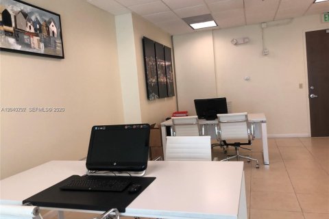 Commercial property in Miami, Florida № 2091168 - photo 3