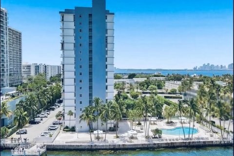 Condo in North Bay Village, Florida, 2 bedrooms  № 1821676 - photo 1