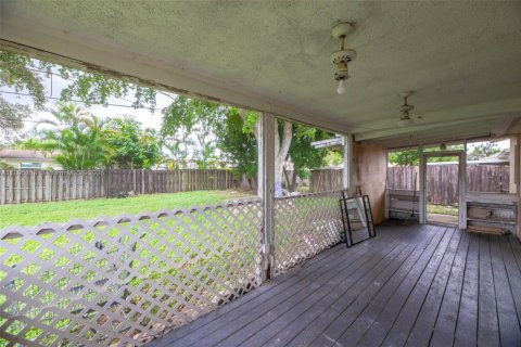 House in Hollywood, Florida 3 bedrooms, 98.94 sq.m. № 1947213 - photo 13