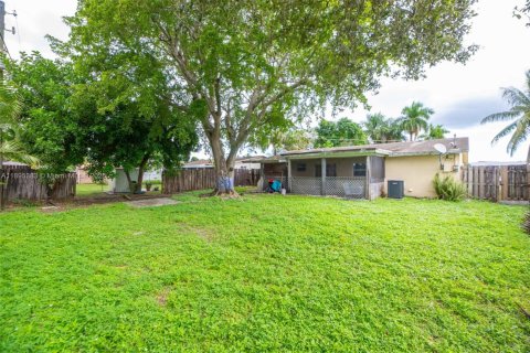 House in Hollywood, Florida 3 bedrooms, 98.94 sq.m. № 1947213 - photo 14