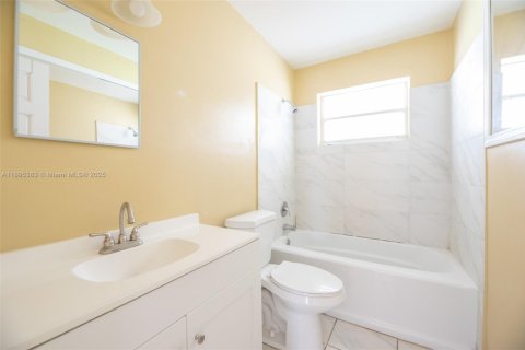 House in Hollywood, Florida 3 bedrooms, 98.94 sq.m. № 1947213 - photo 12