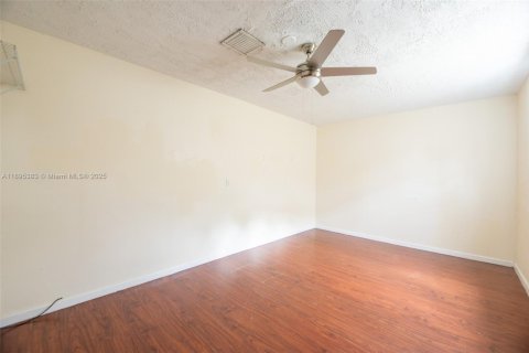 House in Hollywood, Florida 3 bedrooms, 98.94 sq.m. № 1947213 - photo 8