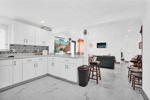 House in Miami, Florida 3 bedrooms, 113.81 sq.m. № 1856924 - photo 14