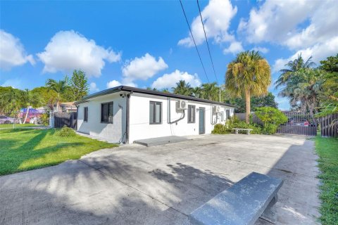 House in Miami, Florida 3 bedrooms, 113.81 sq.m. № 1856924 - photo 11