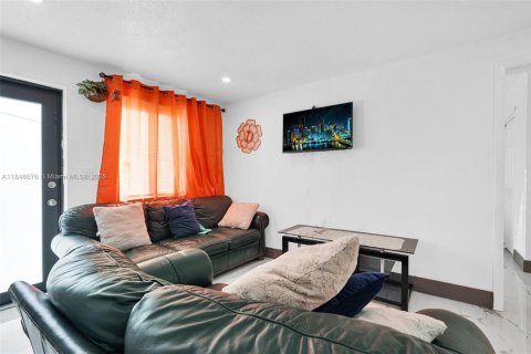House in Miami, Florida 3 bedrooms, 113.81 sq.m. № 1856924 - photo 23