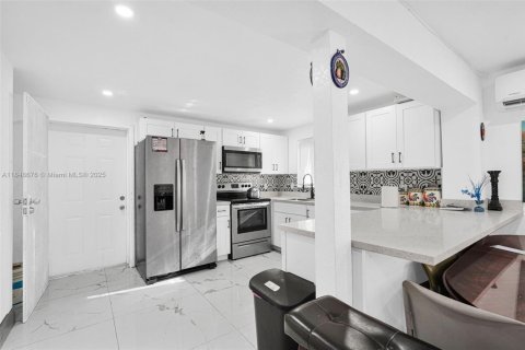 House in Miami, Florida 3 bedrooms, 113.81 sq.m. № 1856924 - photo 16