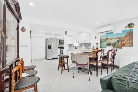 House in Miami, Florida 3 bedrooms, 113.81 sq.m. № 1856924 - photo 25