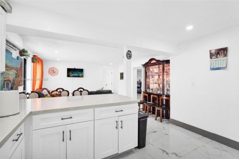 House in Miami, Florida 3 bedrooms, 113.81 sq.m. № 1856924 - photo 20